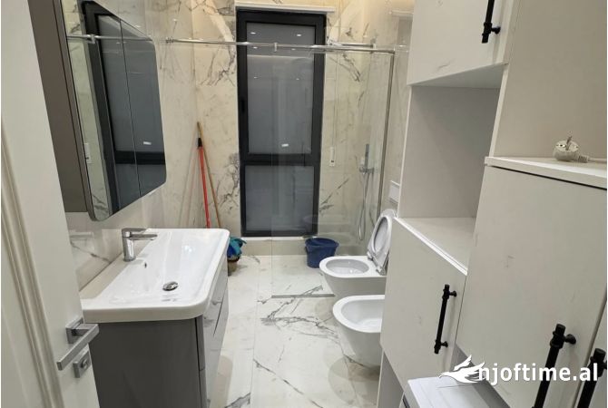 Shtepi me qera Apartament ne Tirane, 3+1, Mobilimi E mobiluar, Pagesa 1,000  Euro.