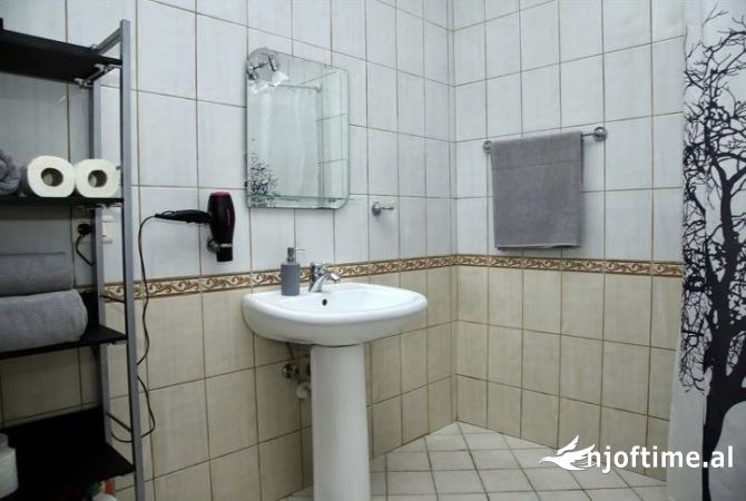 Shtepi me qera Apartament ne Tirane, 2+1, Mobilimi E mobiluar, Pagesa 800  Euro.