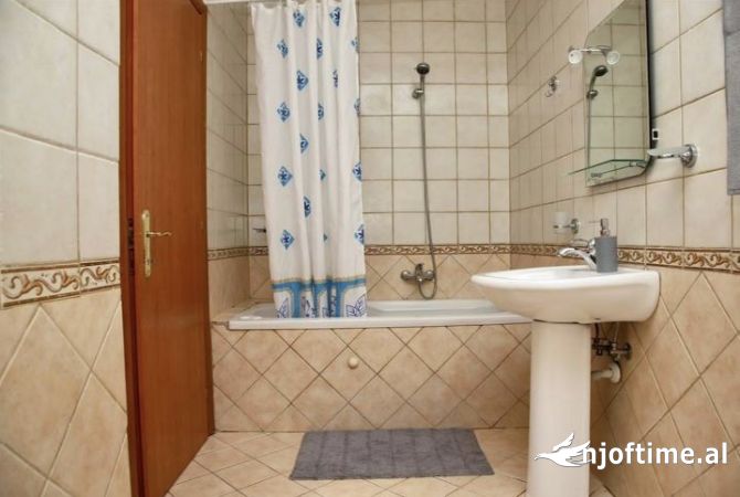 Shtepi me qera Apartament ne Tirane, 2+1, Mobilimi E mobiluar, Pagesa 800  Euro.