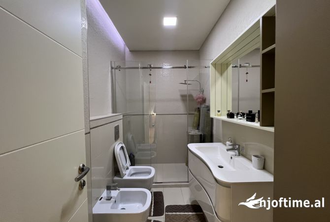 Shtepi me qera Apartament ne Tirane, 2+1, Mobilimi E mobiluar, Pagesa 1,200  Euro.