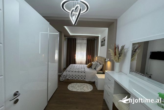 Shtepi me qera Apartament ne Tirane, 2+1, Mobilimi E mobiluar, Pagesa 500  Euro.