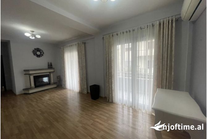 Shtepi me qera Shtepi Private ne Tirane, 3+1, Mobilimi E mobiluar, Pagesa 1,350  Euro.