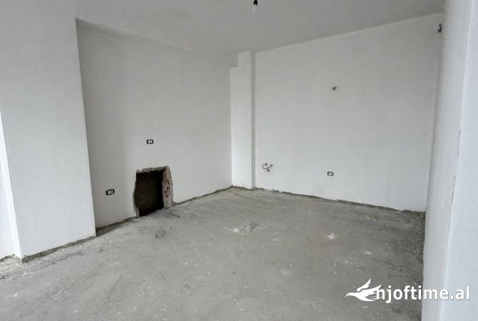 Shtepi ne shitje Apartament ne Tirane, 2+1, Mobilimi Bosh, pa mobiluar, Pagesa 184,000  Euro.
