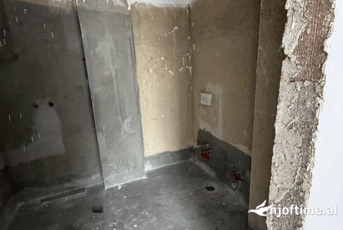 Shtepi ne shitje Apartament ne Tirane, 2+1, Mobilimi Bosh, pa mobiluar, Pagesa 184,000  Euro.