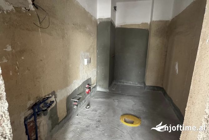 Shtepi ne shitje Apartament ne Tirane, 2+1, Mobilimi Bosh, pa mobiluar, Pagesa 184,000  Euro.