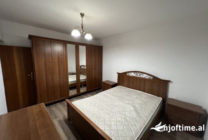 Shtepi me qera Apartament ne Tirane, 1+1, Mobilimi Pjeserisht e mobiluar, Pagesa 40,000  Leke.