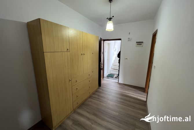 Shtepi me qera Apartament ne Tirane, 1+1, Mobilimi Pjeserisht e mobiluar, Pagesa 40,000  Leke.