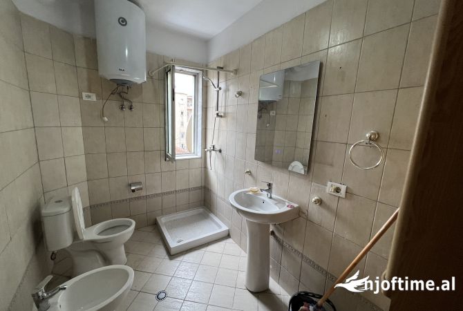 Shtepi me qera Apartament ne Tirane, 1+1, Mobilimi Pjeserisht e mobiluar, Pagesa 40,000  Leke.