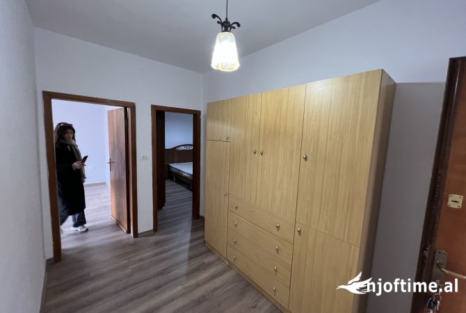 Shtepi me qera Apartament ne Tirane, 1+1, Mobilimi Pjeserisht e mobiluar, Pagesa 40,000  Leke.