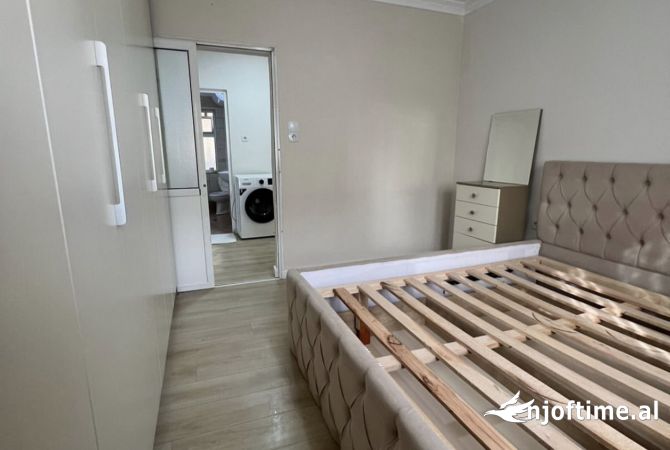 Shtepi ne shitje Apartament ne Tirane, 1+1, Mobilimi E mobiluar, Pagesa 90,000  Euro.