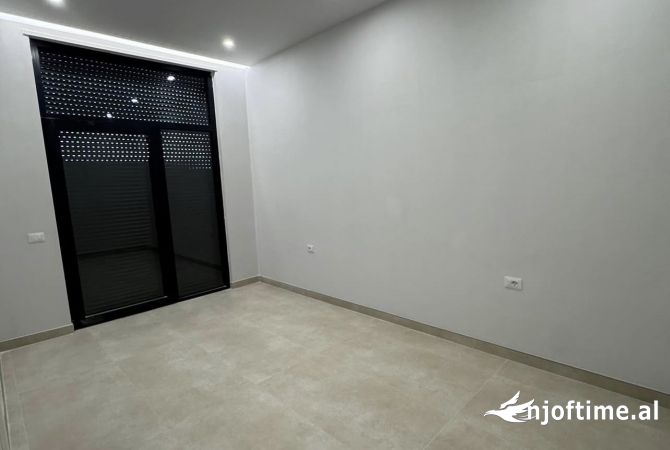 Ambient biznesi me qera 3+1 ne Tirane - 80,000 Leke