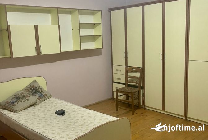 Shtepi me qera Apartament ne Tirane, 2+1, Mobilimi E mobiluar, Pagesa 40,000  Leke.
