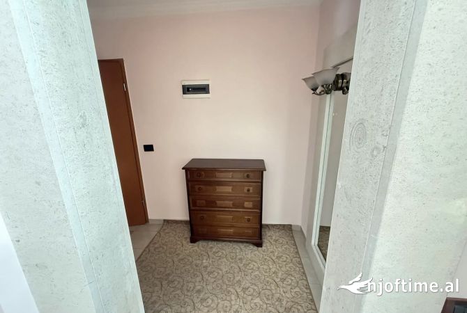 Shtepi me qera Apartament ne Tirane, 2+1, Mobilimi E mobiluar, Pagesa 1,300  Euro.