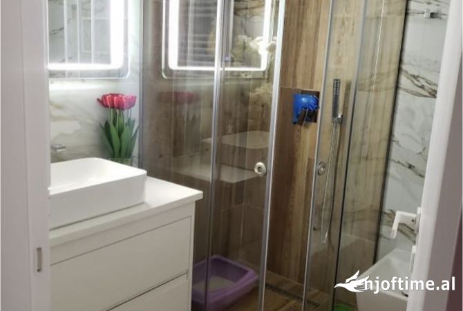 Shtepi ne shitje Apartament ne Tirane, 2+1, Mobilimi E mobiluar, Pagesa 265,000  Euro.