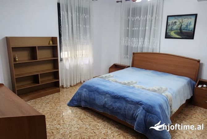 Shtepi me qera Apartament ne Tirane, 2+1, Mobilimi E mobiluar, Pagesa 50,000  Leke.