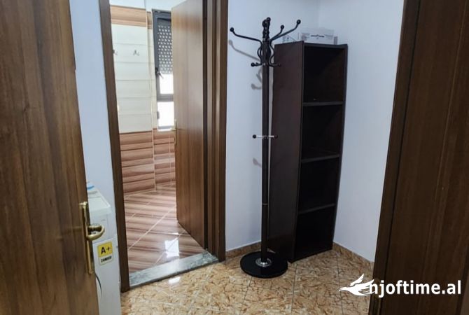 Shtepi me qera Apartament ne Tirane, 2+1, Mobilimi E mobiluar, Pagesa 50,000  Leke.