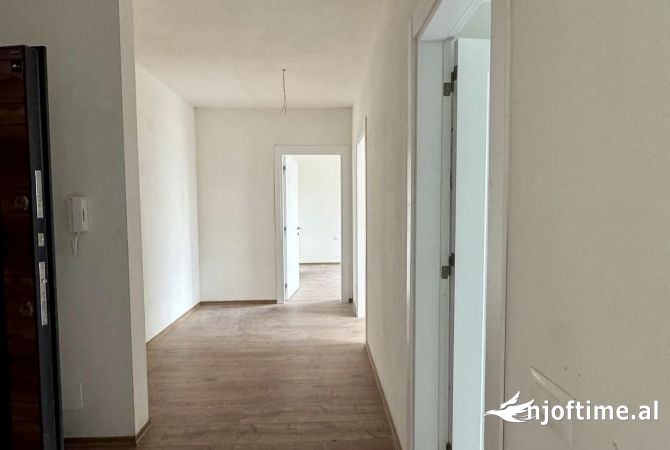 Shtepi ne shitje Apartament ne Tirane, 2+1, Mobilimi Pjeserisht e mobiluar, Pagesa 185,000  Euro.