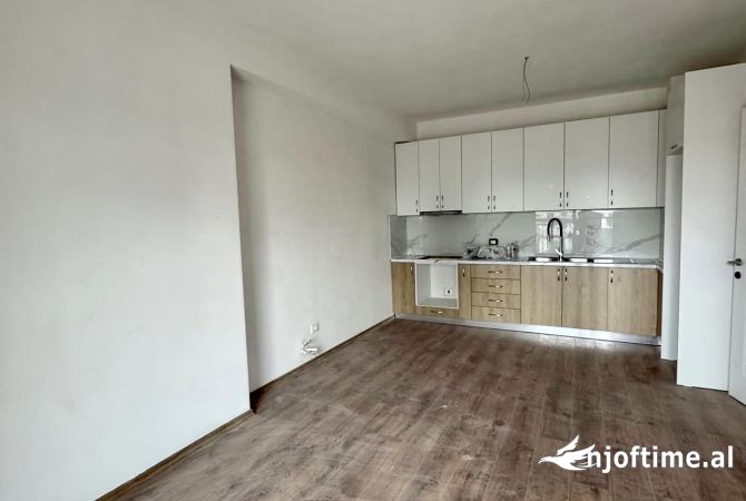 Shtepi ne shitje Apartament ne Tirane, 2+1, Mobilimi Pjeserisht e mobiluar, Pagesa 185,000  Euro.
