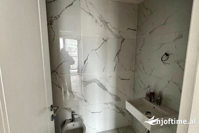 Shtepi ne shitje Apartament ne Tirane, 2+1, Mobilimi Pjeserisht e mobiluar, Pagesa 185,000  Euro.