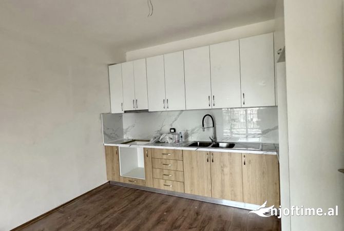 Shtepi me qera Apartament ne Tirane, 2+1, Mobilimi Pjeserisht e mobiluar, Pagesa 600  Euro.