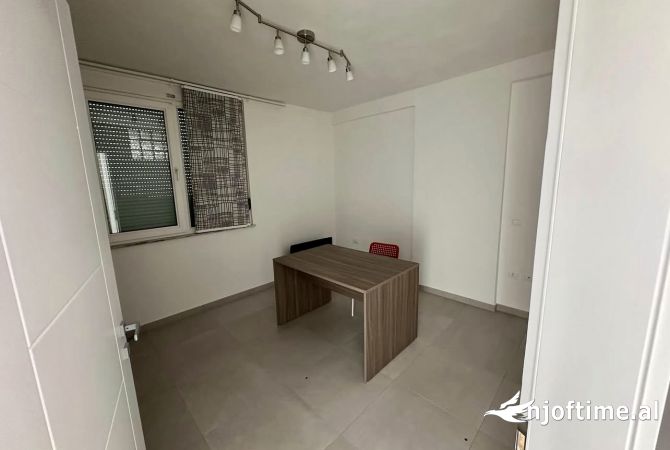Shtepi me qera Apartament ne Tirane, 2+1, Mobilimi Pjeserisht e mobiluar, Pagesa 600  Euro.