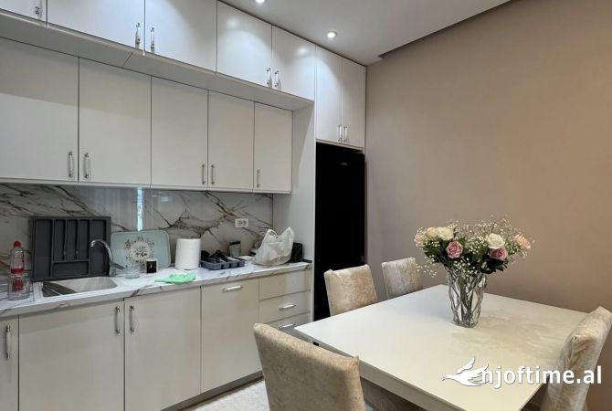 Shtepi me qera Apartament ne Tirane, 2+1, Mobilimi E mobiluar, Pagesa 550  Euro.