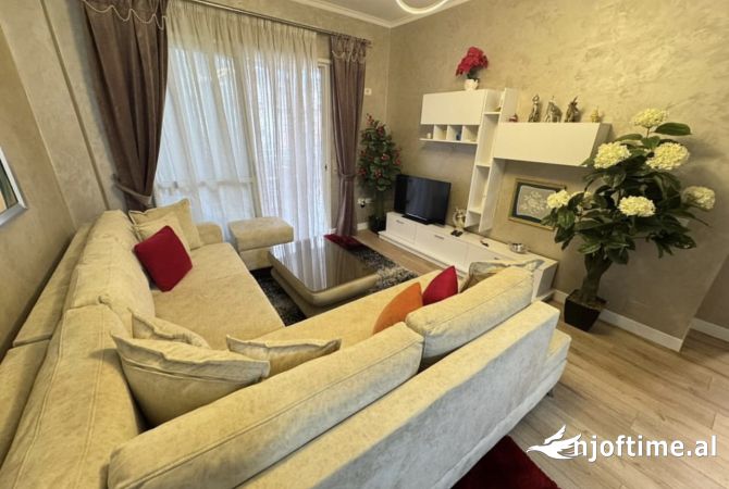 Shtepi me qera Apartament ne Tirane, 2+1, Mobilimi E mobiluar, Pagesa 800  Euro.