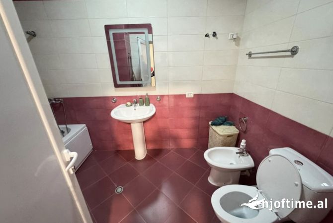 Shtepi me qera Apartament ne Tirane, 2+1, Mobilimi E mobiluar, Pagesa 800  Euro.