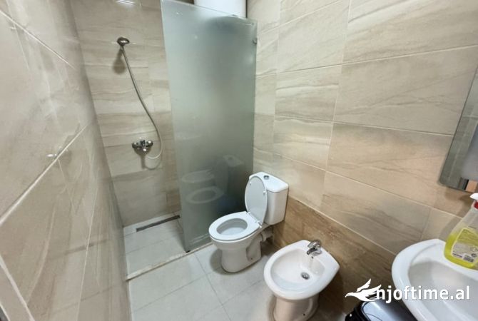Shtepi me qera Apartament ne Tirane, 2+1, Mobilimi E mobiluar, Pagesa 800  Euro.
