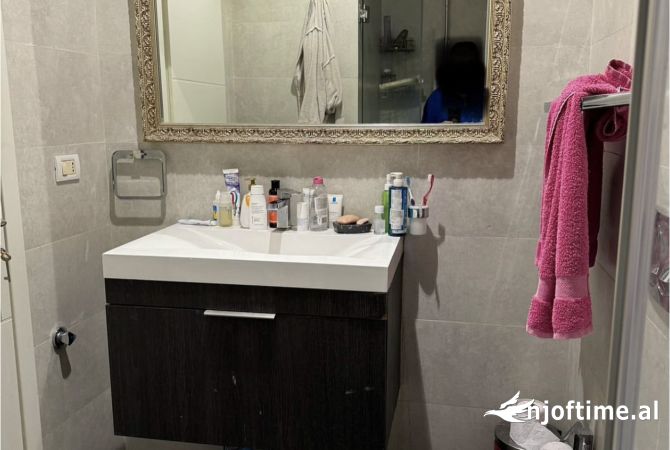 Shtepi ne shitje Apartament ne Tirane, 3+1, Mobilimi E mobiluar, Pagesa 240,000  Euro.