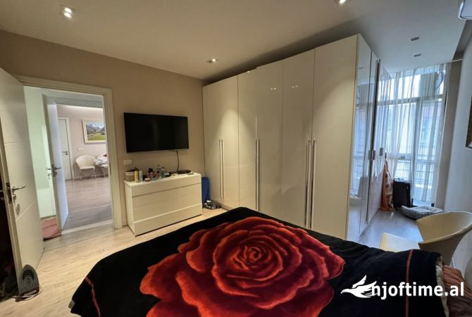 Shtepi ne shitje Apartament ne Tirane, 3+1, Mobilimi E mobiluar, Pagesa 240,000  Euro.