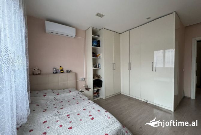Shtepi ne shitje Apartament ne Tirane, 3+1, Mobilimi E mobiluar, Pagesa 240,000  Euro.