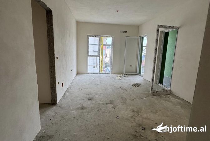 Shtepi ne shitje Apartament ne Tirane, 2+1, Mobilimi Bosh, pa mobiluar, Pagesa 130,000  Euro.