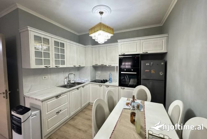 Shtepi me qera Apartament ne Tirane, 2+1, Mobilimi E mobiluar, Pagesa 550  Euro.