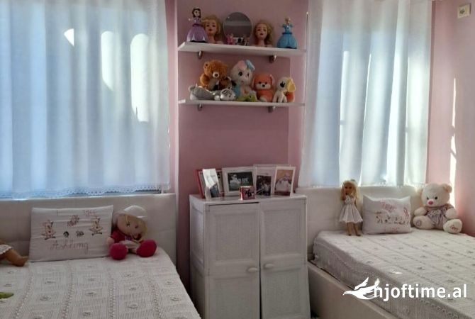 Shtepi ne shitje Apartament ne Tirane, 3+1, Mobilimi E mobiluar, Pagesa 197,000  Euro.