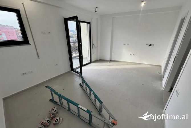 Shtepi me qera Garsoniere ne Tirane - 1,200 Euro