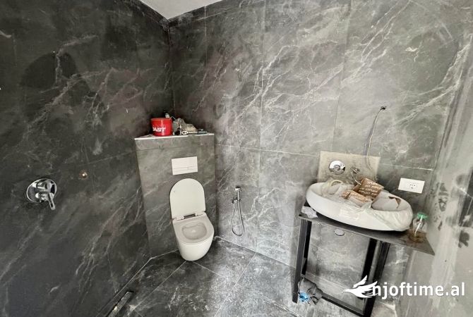 Shtepi me qera Apartament ne Tirane, Garsoniere, Mobilimi Bosh, pa mobiluar, Pagesa 1,200  Euro.