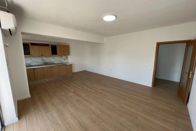 Shtepi me qera Apartament ne Tirane, 2+1, Mobilimi Pjeserisht e mobiluar, Pagesa 950  Euro.