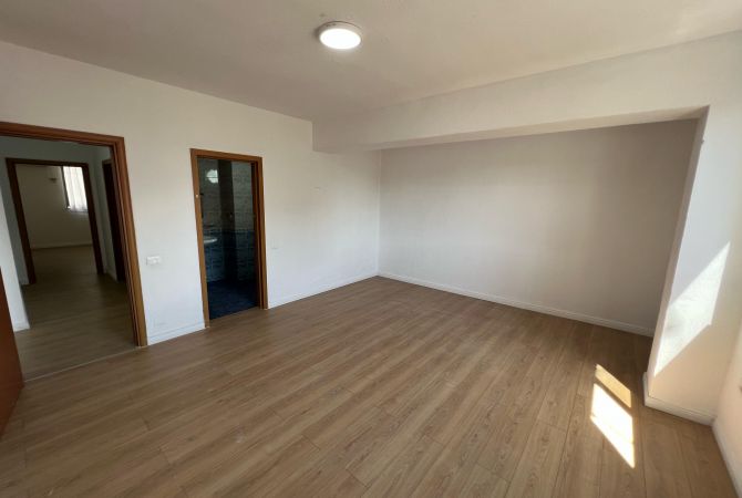 Shtepi me qera Apartament ne Tirane, 2+1, Mobilimi Pjeserisht e mobiluar, Pagesa 950  Euro.