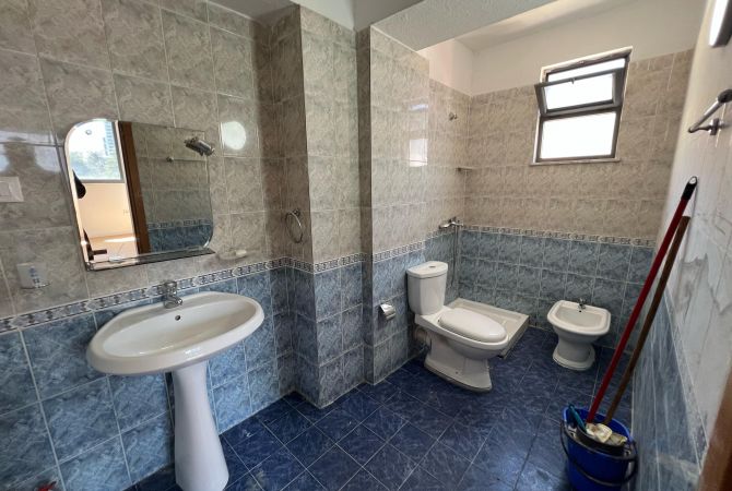 Shtepi me qera Apartament ne Tirane, 2+1, Mobilimi Pjeserisht e mobiluar, Pagesa 950  Euro.