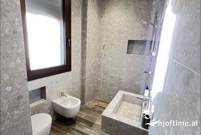 Shtepi me qera Duplex(shtepi me 2 kate) ne Tirane, 2+1, Mobilimi E mobiluar, Pagesa 2,000  Euro.