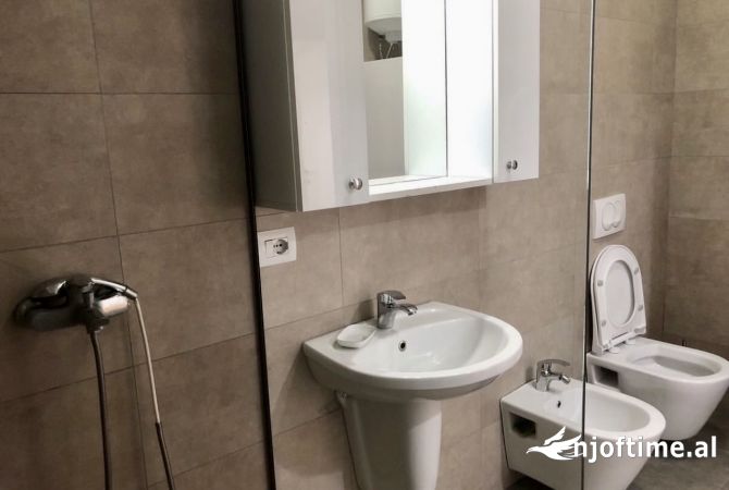 Shtepi me qera Apartament ne Tirane, 2+1, Mobilimi E mobiluar, Pagesa 800  Euro.