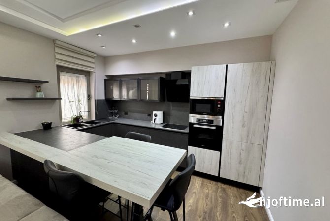 Shtepi me qera Apartament ne Tirane, 3+1, Mobilimi E mobiluar, Pagesa 1,900  Euro.