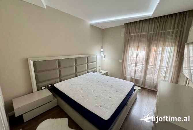 Shtepi me qera Apartament ne Tirane, 3+1, Mobilimi E mobiluar, Pagesa 1,900  Euro.