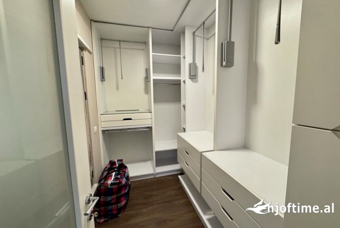 Shtepi me qera Apartament ne Tirane, 3+1, Mobilimi E mobiluar, Pagesa 1,900  Euro.