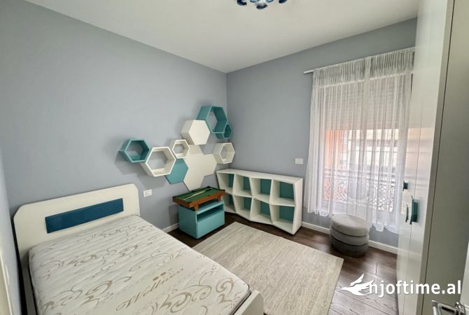 Shtepi me qera Apartament ne Tirane, 3+1, Mobilimi E mobiluar, Pagesa 1,900  Euro.