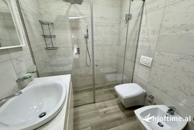 Shtepi me qera Apartament ne Tirane, 3+1, Mobilimi E mobiluar, Pagesa 1,900  Euro.