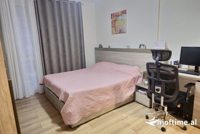 Shtepi ne shitje Apartament ne Tirane, 2+1, Mobilimi E mobiluar, Pagesa 240,000  Euro.