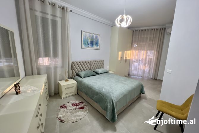 Shtepi me qera Apartament ne Tirane, 2+1, Mobilimi E mobiluar, Pagesa 1,600  Euro.