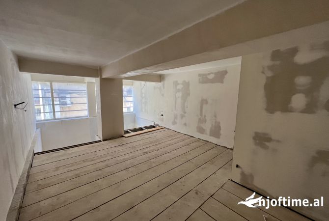 Shtepi ne shitje Apartament ne Tirane, 1+1, Mobilimi Bosh, pa mobiluar, Pagesa 320,000  Euro.